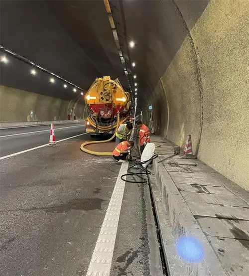 广西隧道排水渠清淤